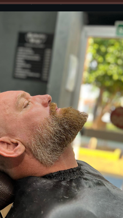 Barba na navalha com toalha quente