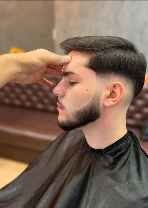 Corte social com barba alinhada